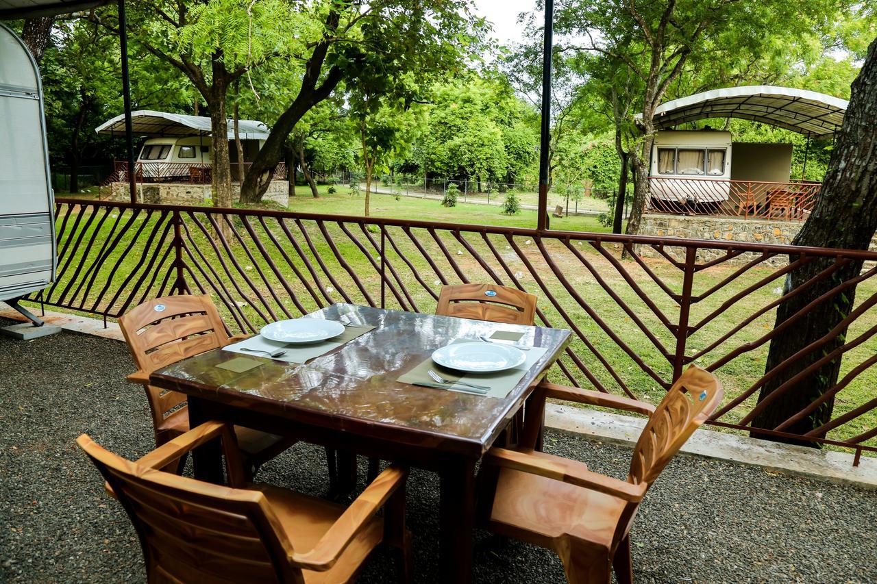 Malwathu Oya Caravan Park Bed & Breakfast Anuradhapura Dış mekan fotoğraf