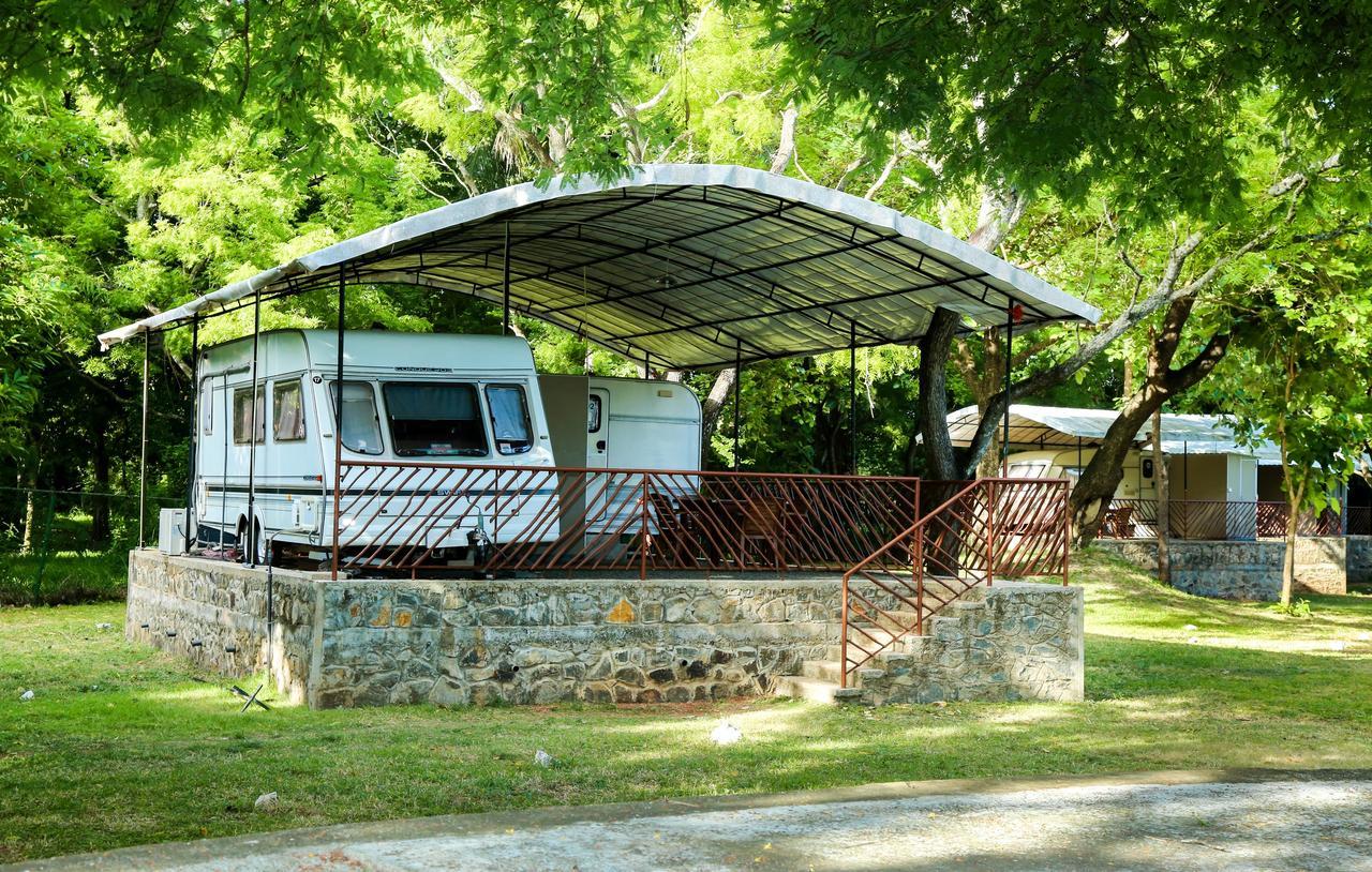 Malwathu Oya Caravan Park Bed & Breakfast Anuradhapura Dış mekan fotoğraf