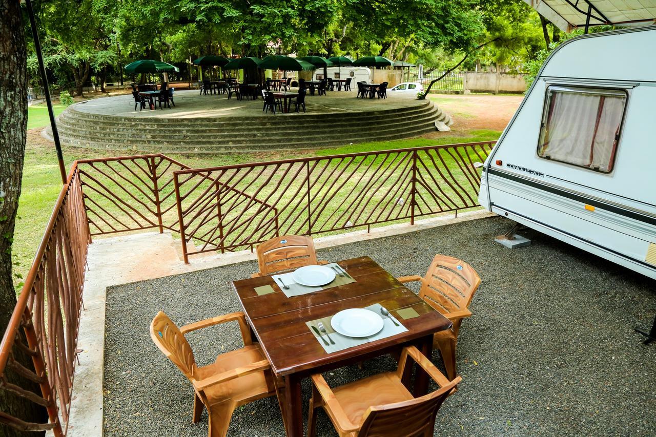 Malwathu Oya Caravan Park Bed & Breakfast Anuradhapura Dış mekan fotoğraf