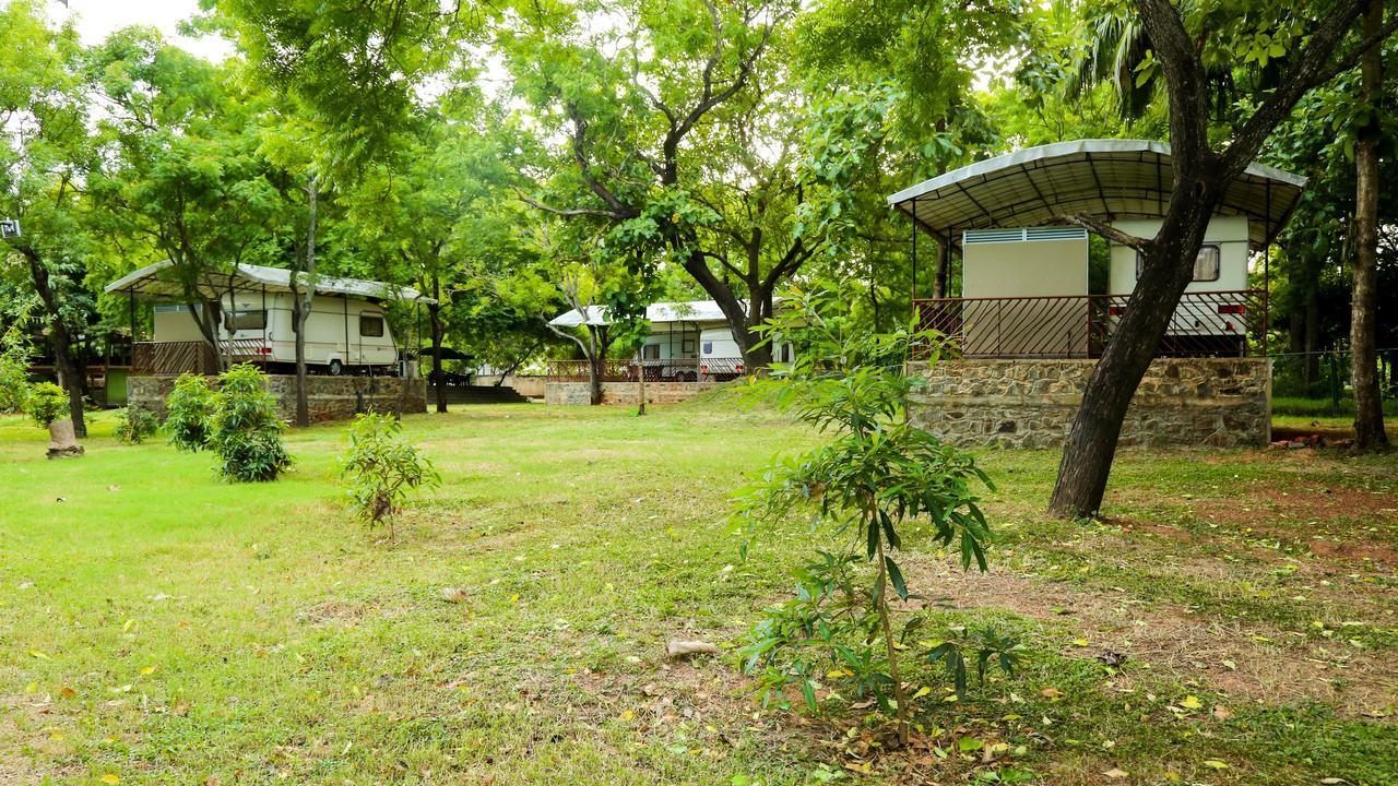 Malwathu Oya Caravan Park Bed & Breakfast Anuradhapura Dış mekan fotoğraf